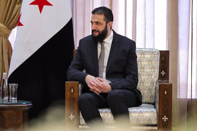 El presidente de Siria, Ahmed al Shara, durante una reunión en Damasco con el ministro de Exteriores de Arabia Saudí, Faisal bin Farhan al Saud, el 31 de mayo de 2025 (archivo)