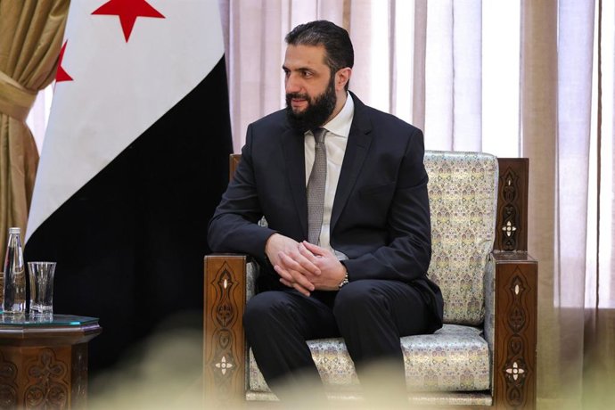 O presidente sírio Ahmed al Shara durante uma reunião em Damasco com o ministro das Relações Exteriores saudita, Faisal bin Farhan al Saud, em 31 de maio de 2025 (arquivo)
