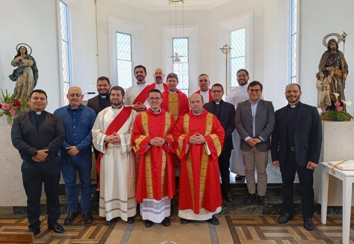 Candidatos al sacerdocio y al diaconado que se ordenarán en Oviedo este domingo.