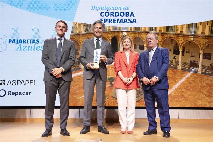 Entrega del premio especial 'Pajarita Ilustre' a la diputación cordobesa.