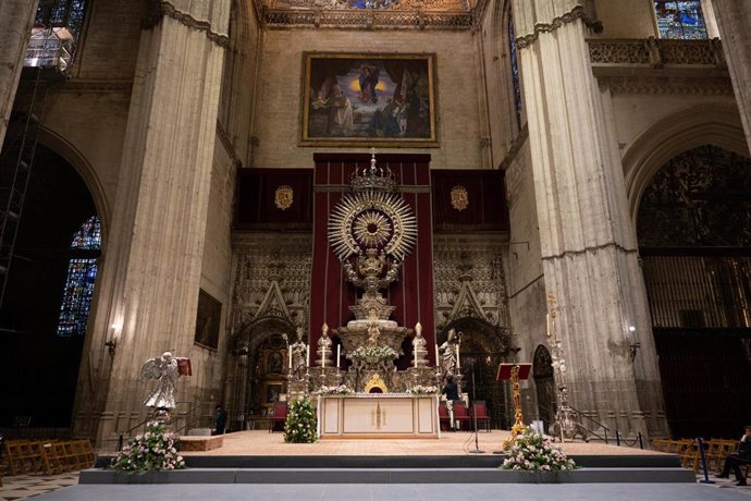Archivo - Altar de plata de la Catedral, en el crucero del templo y frente a la puerta de la Concepción.