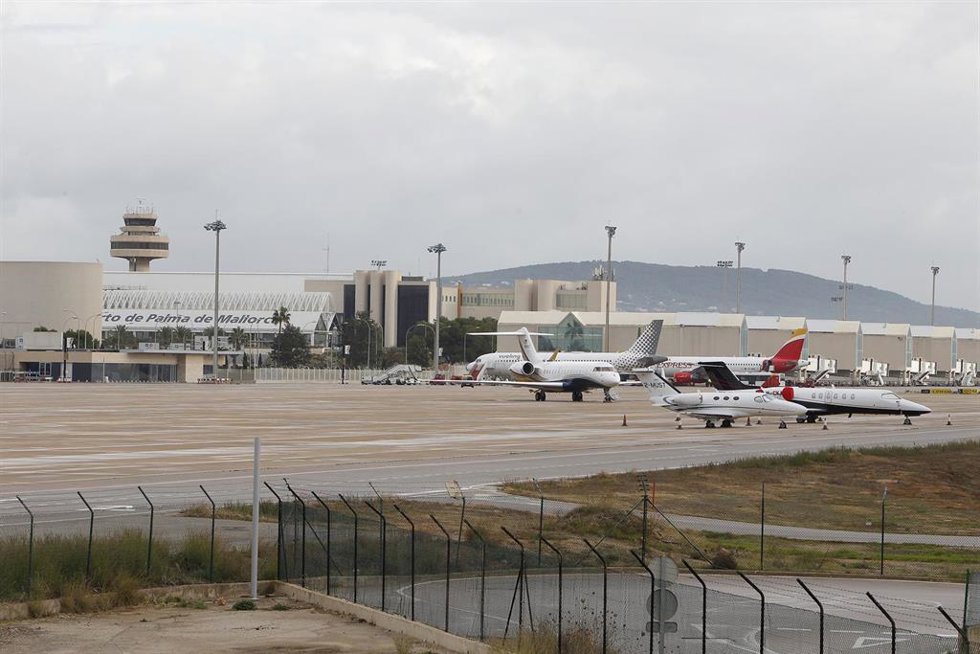 Archivo - Varios aviones en una de las pistas del aeropuerto de Palma. Archivo.