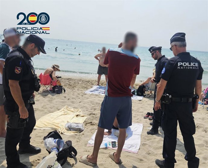 Agentes de la Policía Nacional y de la Policía francesa patrullan juntos en Alicante para reforzar atención a turistas