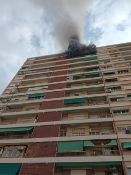 Bomberos dan por controlado un incendio en un edificio en Campanar