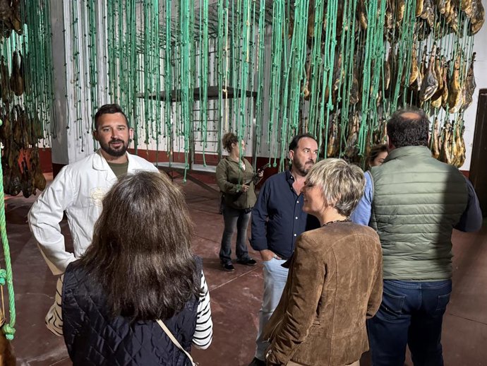 Periodistas e 'influencers' vinculados a la información turística y ambiental conocen los atractivos de la comarca de Los Pedroches, en el norte de la provincia de Córdoba.