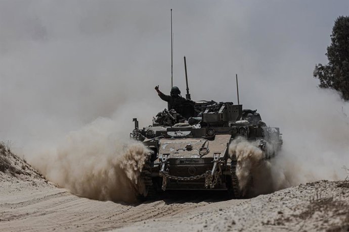 20 de maio de 2025, Fronteira de Gaza, Gaza, Israel: Tanques do exército israelense se posicionam na fronteira sul de Israel com a Faixa de Gaza em 20 de maio de 2025, em meio à guerra contínua com o movimento militante palestino Hamas. As forças armadas 