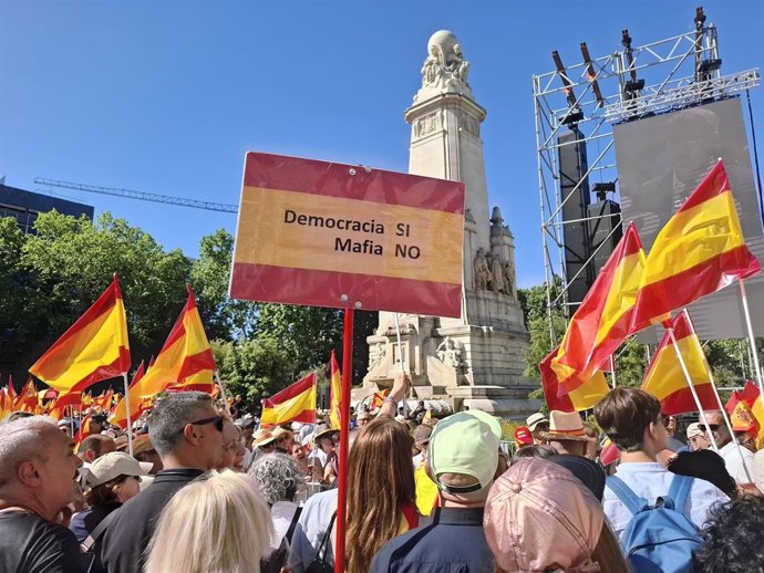 Assistents a la concentració convocada pel PP contra el Govern central a la plaça d'Espanya de Madrid
