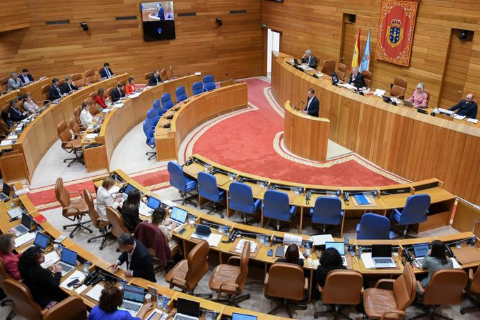 Archivo - El pleno del Parlamento de Galicia durante una comparecencia del exconselleiro do Mar Alfonso Villares.