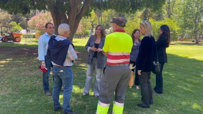 Evelia Rincón conversa con responsables de Parques y Jardines en en el Parque de los Príncipes.