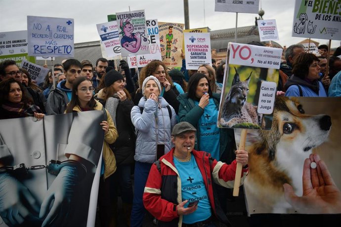 Archivo - Varias personas con carteles durante una concentración de veterinarios por la polémica de la ley de medicamentos, frente al Ministerio de Agricultura, a 5 de marzo de 2025, en Madrid (España).