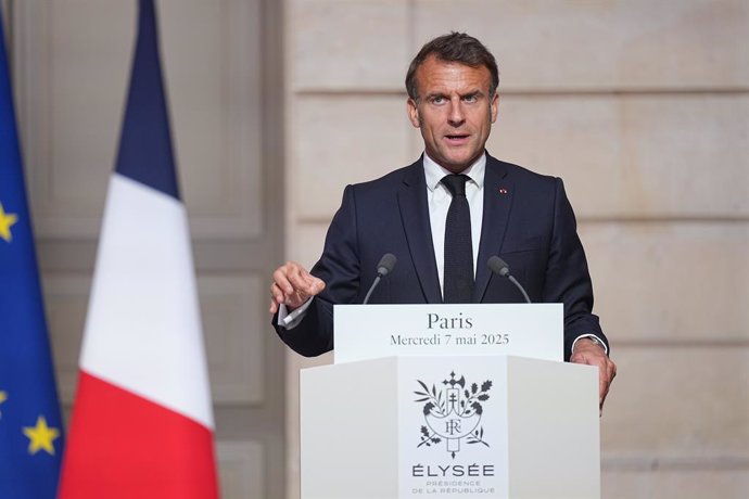 Archivo - 07 May 2025, France, Paris: French President Emmanuel Macron speaks during a press conference with German Chancellor Friedrich Merz (noy pictured) following their meeting in Paris. Merz is making his first foreign visits as Chancellor after bein
