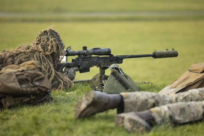 Archivo - February 17, 2025: Pictured: British soldiers using the Precision Sniper Rifle, the .338 (8.59mm ) L115A3 during the Sniper Operators Course (SOC)...British Army Soldiers Undergo Rigorous Training at Combined Arms Manoeuvre School, Warminster to