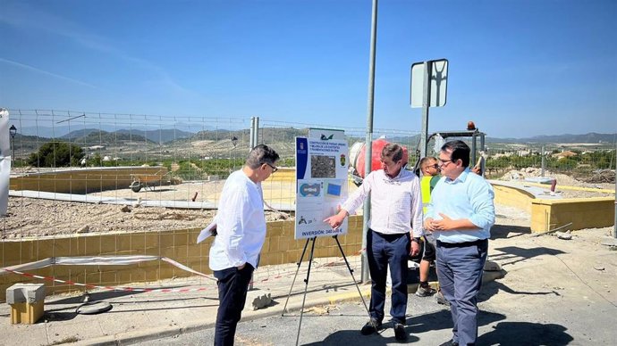 El diputado provincial de Fomento, Antonio Jesús Rodríguez, y el alcalde de Oria (Almería), Marcos Reche, durante su visita a las obras incluidas en los Planes Provinciales.