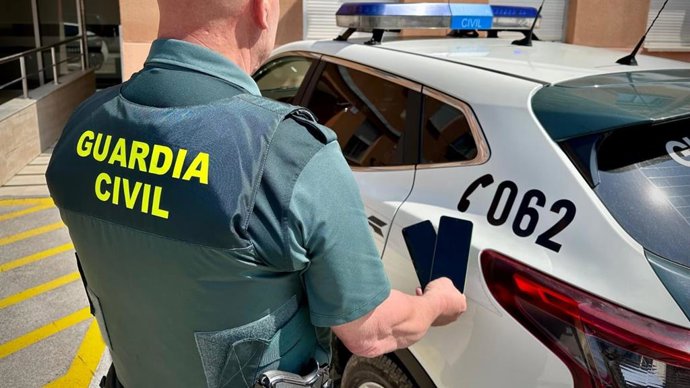 Un agente de la Guardia Civil con móviles recuperados tras ser sustraidos en fiestas de Sarriguren.