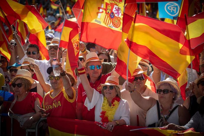 Varias personas durante la concentración del PP bajo el lema ‘Mafia o democracia’ en la Plaza de España de Madrid, a 8 de junio de 2025, en Madrid (España). 