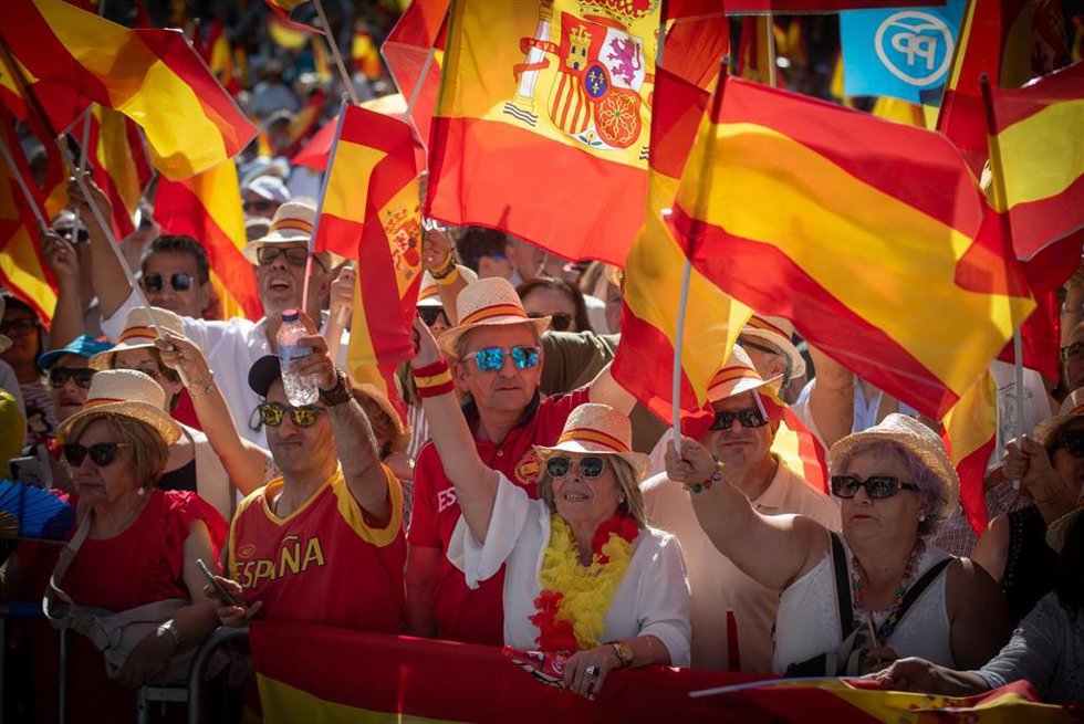 Varias personas durante la concentración del PP bajo el lema Mafia o democracia en la Plaza de España de Madrid, a 8 de junio de 2025, en Madrid (España). 