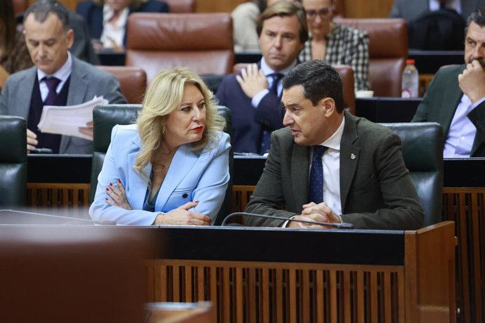 Archivo - La consejera de Economía, Carolina España y el presidente de la Junta de Andalucía, Juanma Moreno, en una imagen de archivo en el Parlamento.
