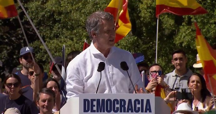 El líder del PP, Alberto Núñez Feijóo, durante su intervención en la concentración 'Mafia o democracia' contra el Gobierno de Sánchez, en la Plaza de España de Madrid