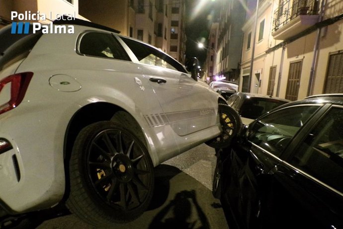 Un vehículo queda sobre el capó de otro coche estacionado
