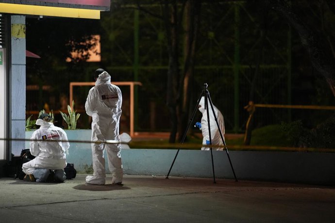 BOGOTÁ, 8 de junho de 2025 -- Membros da unidade judicial da polícia inspecionam o local onde o candidato presidencial colombiano Miguel Uribe Turbay foi atacado, em Bogotá, Colômbia, em 7 de junho de 2025. O senador colombiano Miguel Uribe Turbay, que es