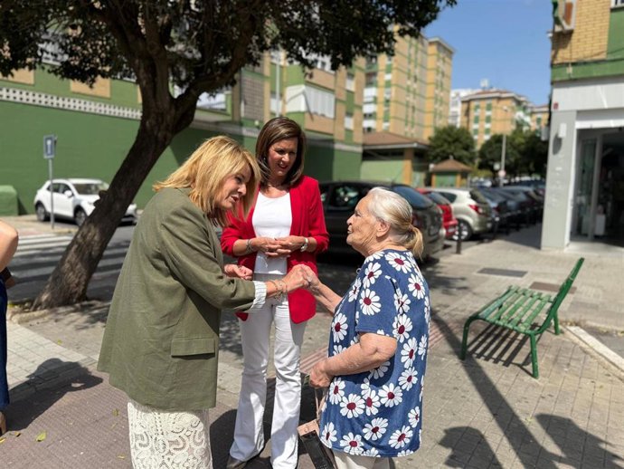 La alcaldesa de Huelva, Pilar Miranda, conversa con una vecina del barrio onubense de Verdeluz.