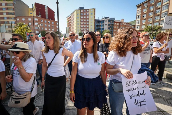 La vicesecretaria general del PSOE de Castilla y León, Nuria Rubio, en la manifestación por la sanidad en El Bierzo.