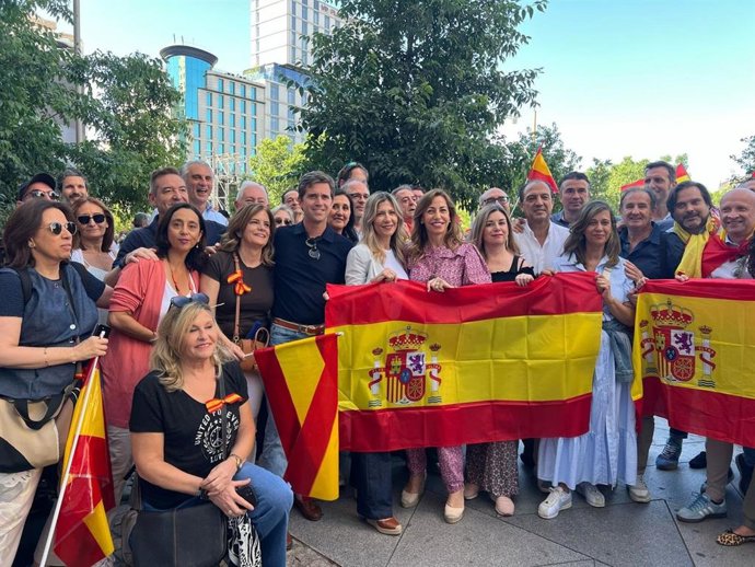Vaquero y Chueca, en el centro, en la concentración convocada por el PP en Madrid bajo el lema 'Mafia o democracia'.