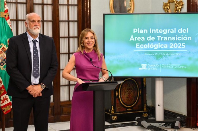 Archivo - Almudena Martínez y Javier Vidal presentando el Plan Integral de Transición Ecológica.