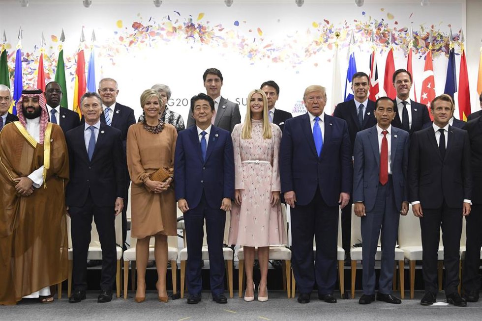 Archivo - 29 June 2019, Japan, Osaka: Saudi Crown Prince Mohammed bin Salman (L-R, first row), Argentinian President Mauricio Macri, Queen Maxima of the Netherlands, Japanese Prime Minister Shinzo Abe, US President Donald Trump's Adviser Ivanka Trump, U