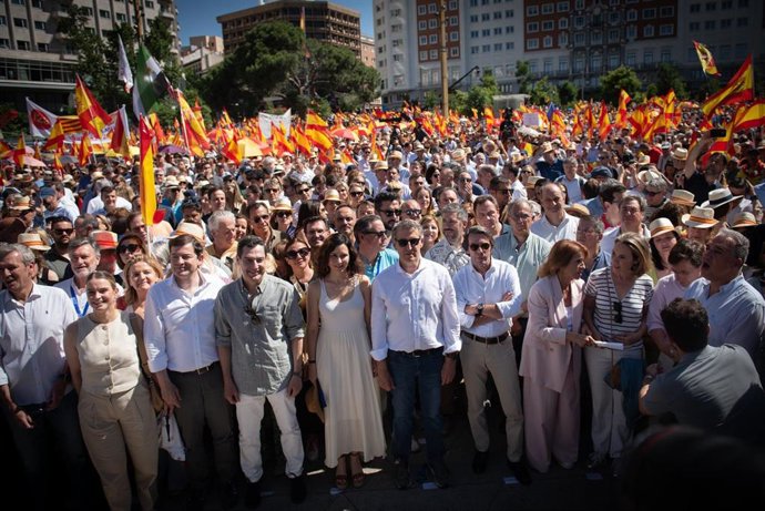 El presidente del PP-A y de la Junta de Andalucía, Juanma Moreno (4i), flanqueado por el presidente de la Junta de Castilla y León, Alfonso Fernández Mañueco, y la presidenta de la Comunidad de Madrid, Isabel Díaz Ayuso, en la protesta de Madrid. 