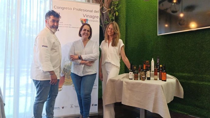 Antonio López, de Tellus; la edil Blanca Torrent y Rocío Márquez, de Vinavin, presentan el I Congreso Profesional del Vinagre, organizado por la Asociación de Amigos y Profesionales del Vinagre (Vinavin).