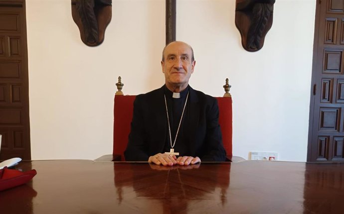 El nuevo obispo de Córdoba, Jesús Fernández, en su despacho.