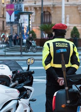 Archivo - Policía Municipal de Bilbao Udaltzaingoa controlando el tráfico