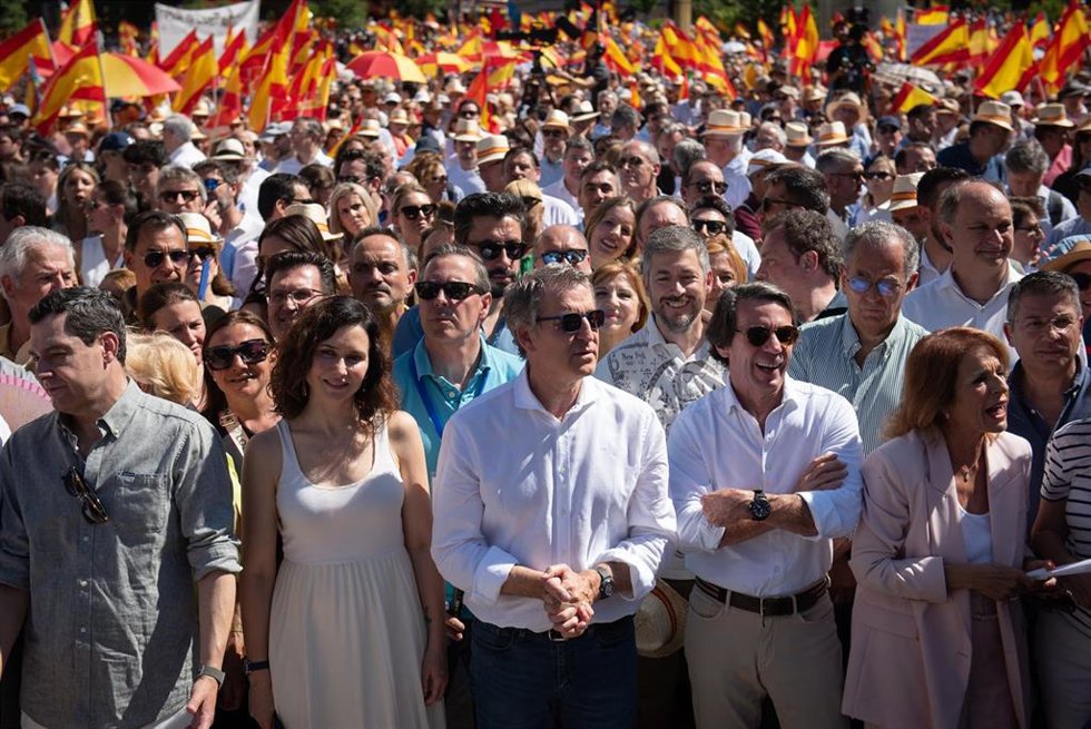La plana mayor del Partido Popular (PP) durante la concentración bajo el lema Mafia o democracia en la Plaza de España de Madrid, a 8 de junio de 2025, en Madrid (España).