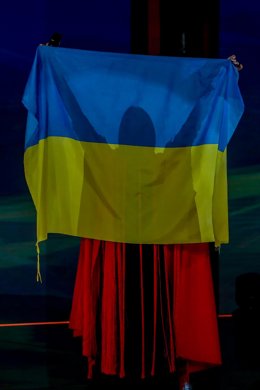 Archivo - La ganadora de Eurovisión en 2016, Jamala, sostiene una bandera de Ucrania en el especial solidario ‘Unidos por la paz: Ucrania en el corazón’, a 6 de abril de 2022, en Madrid (España). 
