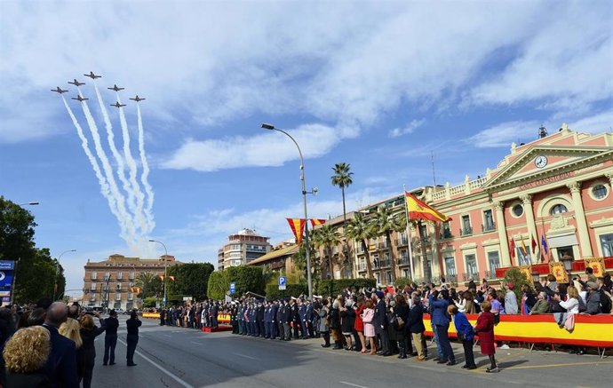 Archivo - La Patrulla Águila sobrevolando el cielo de Murcia