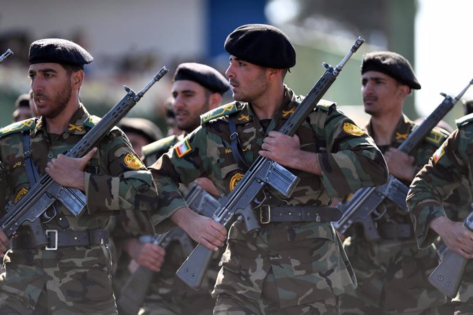 Archivo - TEHRAN, April 18, 2025  -- Soldiers march during the Army Day parade in Tehran, Iran, April 18, 2025.