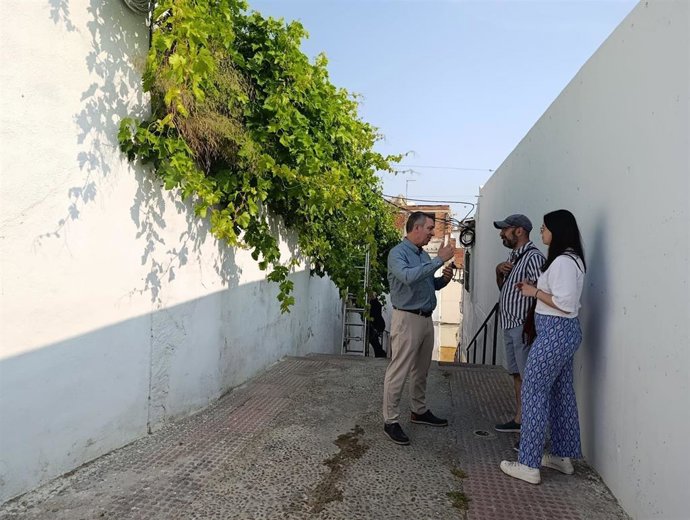 El concejal de Mantenimiento Urbano, Javier Padorno, en la calle Vicario.