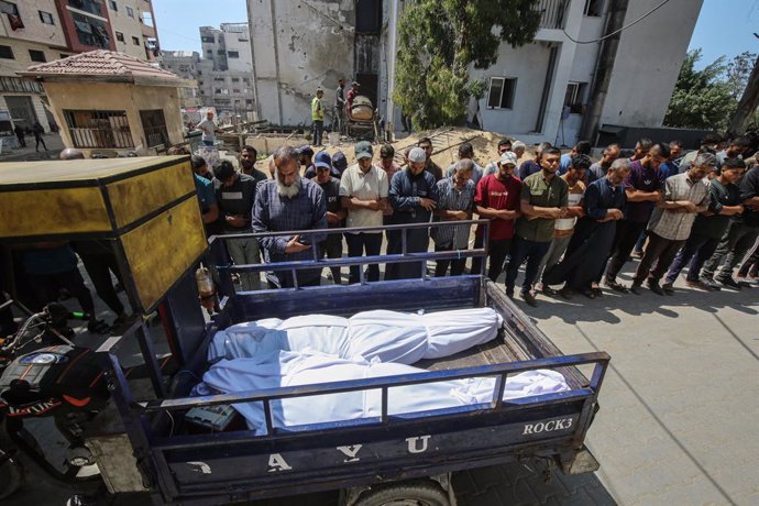June 5, 2025, Gaza City, Gaza Strip, Palestinian Territory: Relatives of Palestinians who lost their lives mourn following an Israeli attack on Nasser Street in Gaza. The bodies of the victims were transferred to Al-Shifa Hospital in Gaza City, on June 5,