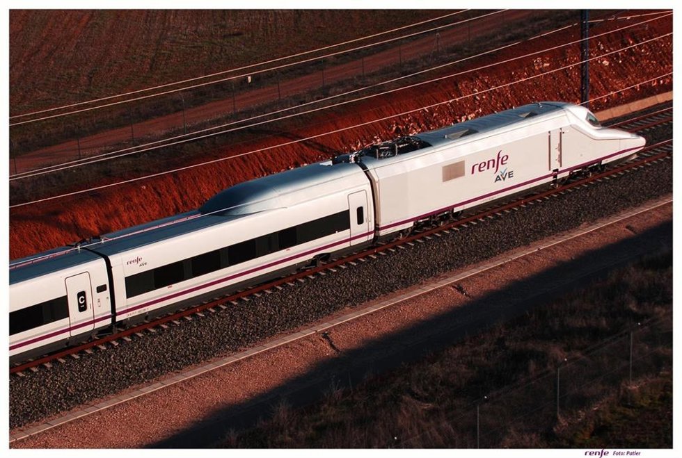 Archivo - Imagen de archivo de un tren AVE de Renfe.