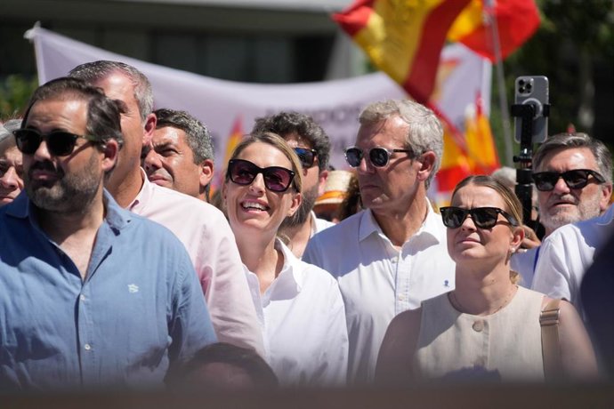 La líder de los 'populares' extremeños y presidenta de la Junta de Extremadura, María Guardiola, en la concentración celebrada este domingo en la Plaza de España de Madrid contra el Gobierno de Pedro Sánchez, bajo el lema 'Mafia o democracia'