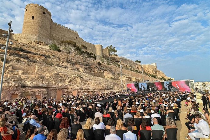 Nueva edición de AMAC a los pies de la Alcalzaba con la que Almería se viste con "la mejor moda".