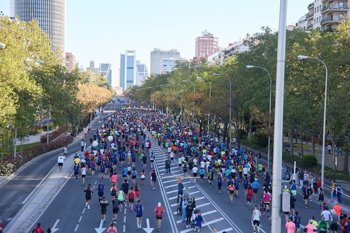 Archivo - Cientos de personas participan en la 47ª edición del Zurich Rock 'N' Roll Running Series, a 27 de abril de 2025, en Madrid (España)