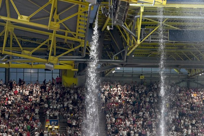 Archivo - 29 June 2024, North Rhine-Westphalia, Dortmund: Rain falls from the stadium roof onto the stands during the UEFA Euro 2024 round of 16 soccer match between Germany and Denmark at Dortmund stadium. Photo: Bernd Thissen/dpa
