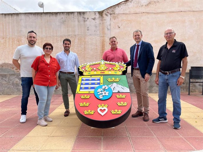 Diseñado por Álvaro Hernández tras una rigurosa investigación histórica y heráldica, el nuevo blasón reúne los elementos culturales, geográficos y espirituales
