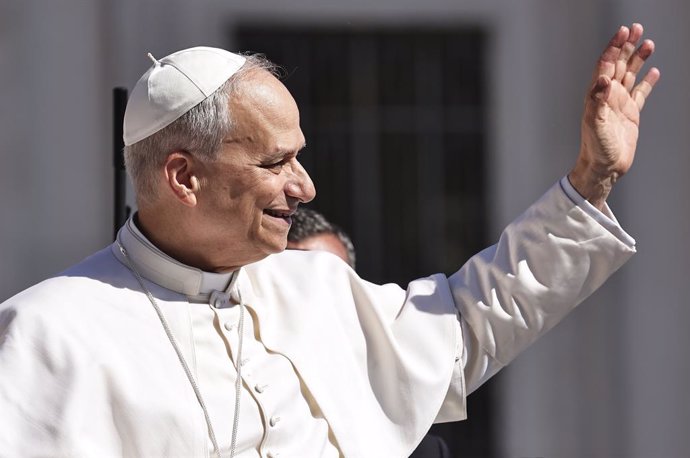 01 June 2025, Vatican, Vatican City: Pope Leo XIV waves to pepople from the Popemobile as he arrives to celebrate the Holy Mass for the Jubilee of Families, Children, Grandparents and the Elderly, in Saint Peter's Square, at the Vatican. Photo: Evandro In