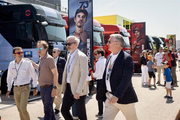 El presidente del Gobierno de Aragón, Jorge Azcón, a su llegada al circuito de Motorland junto a los consejeros Roberto Bermúdez de Castro y Manuel Blasco y el director gerente de Motorland, Jorge Panadés.