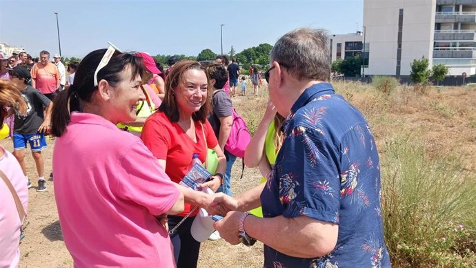 La diputada de Vox Carmen Rouco, este domingo en la concentración vecinal celebrada este domingo en el barrio de Rosales del Canal.
