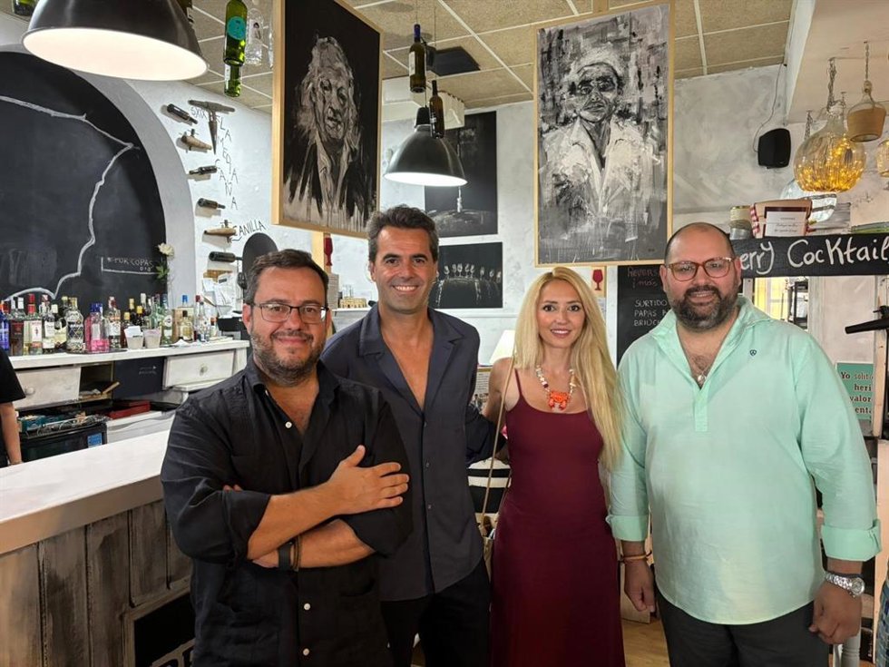 Los tenientes de alcalde del Ayuntamiento de El Puerto, Enrique Iglesias y Javier Bello asisten a la inauguración de la exposición Cositas de El Puertodel artista portuense Rafa Díaz.