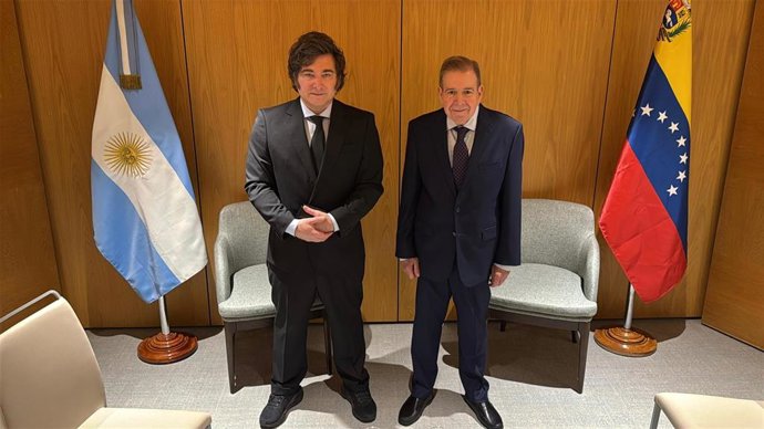 El presidente de Argentina, Javier Milei, y el líder opositor venezolano, Edmundo González, reunidos en Madrid a 8 de junio de 2025